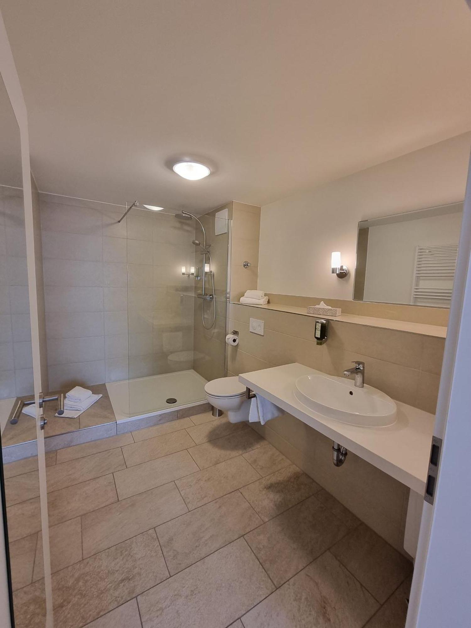 Hotel Burg Wanzleben Bagian luar foto