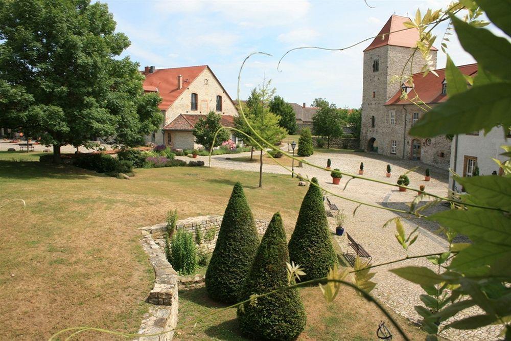Hotel Burg Wanzleben Bagian luar foto